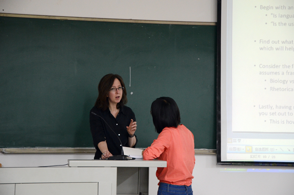 Kimberly DeFazio博士与学生交流