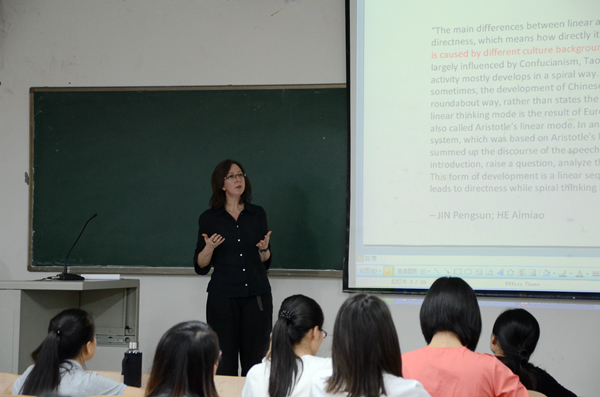 Kimberly DeFazio博士在给学生们上课