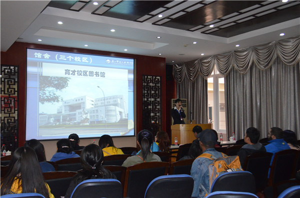 学校图书馆吴云珊老师为留学生新老生们讲解如何使用图书馆资源