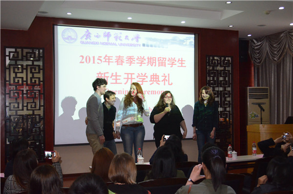 国际文化教育学院0-2班新生在开学典礼上展示新学会的中文歌曲“找朋友”