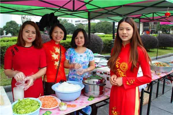 越南留学生在精心准备越南美食