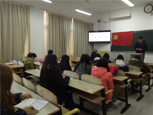 会上学生党员覃坚发言