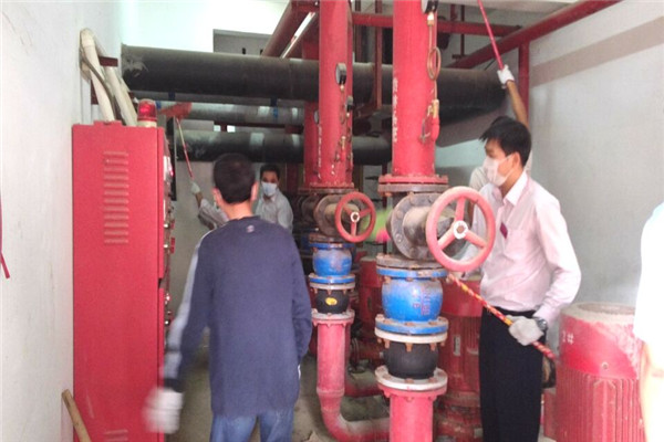 清理打扫地下消防水泵房