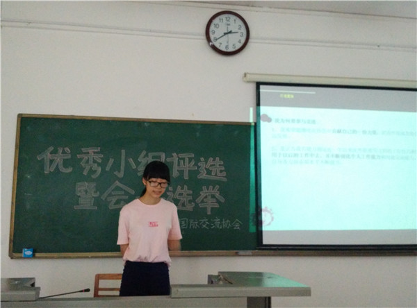 外联部助理罗佳发表竞选演讲