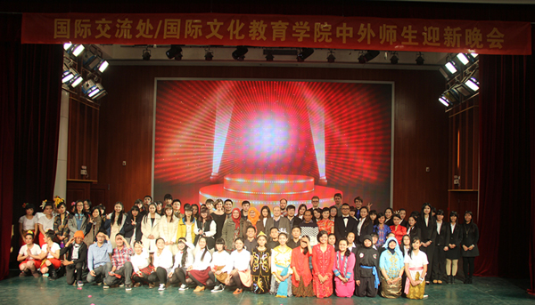 晚会演员及嘉宾合影