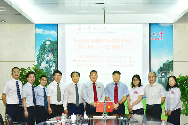 _0002_会谈人员合影.jpg