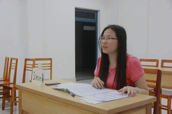 学生在课上进行角色扮演