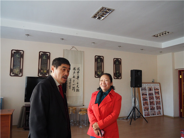 王枬书记听比什凯克人文大学孔子学院院长介绍情况