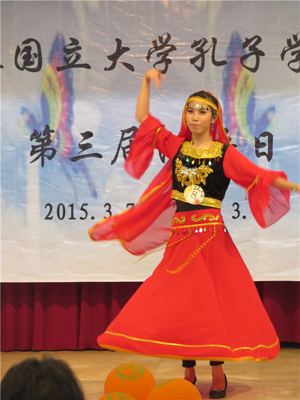 知识竞赛一等奖获得者表演《美丽的新疆》