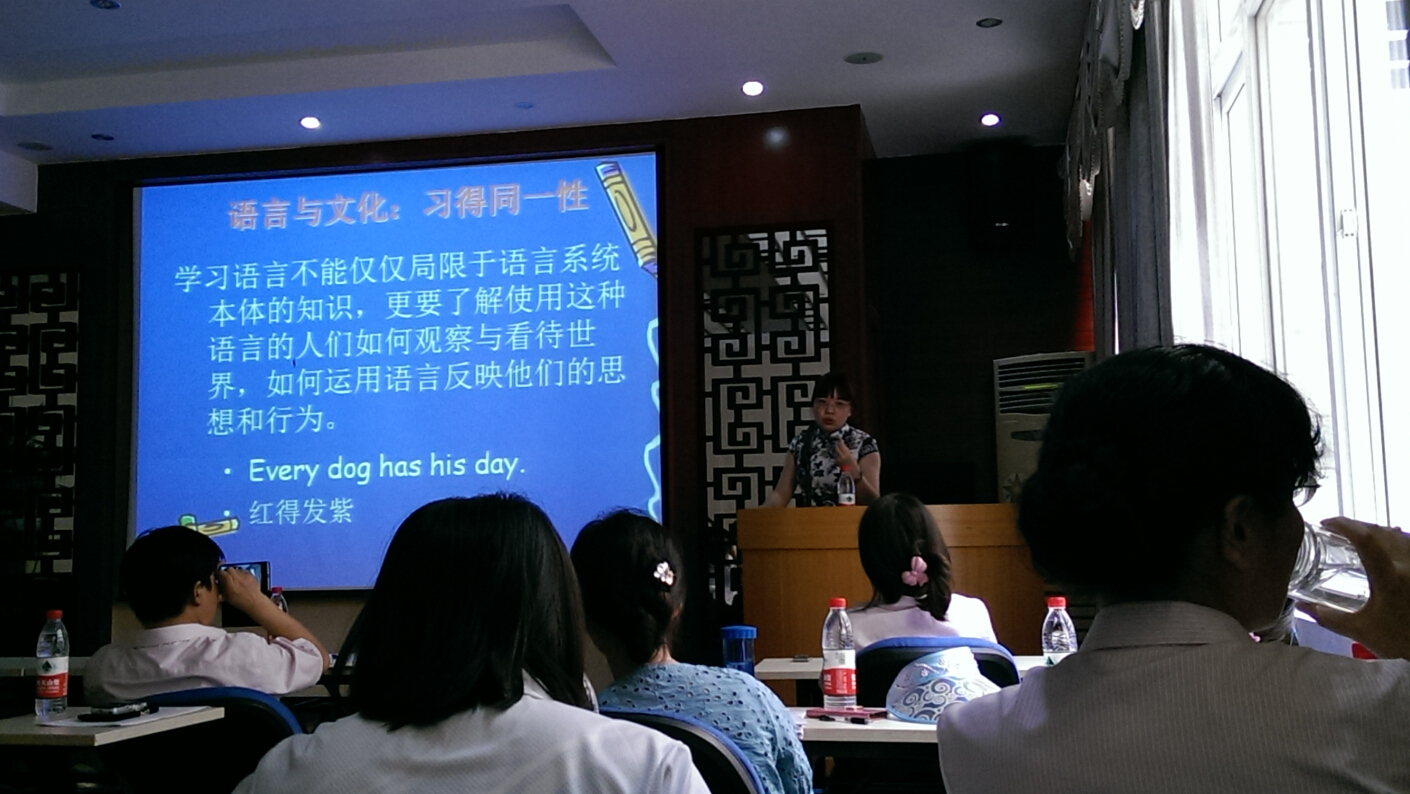 江岚博士正在做讲座
