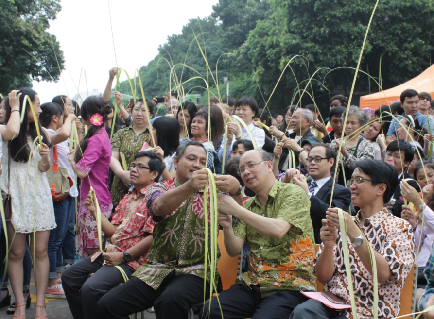 嘉宾们现场编制印尼传统手工艺品