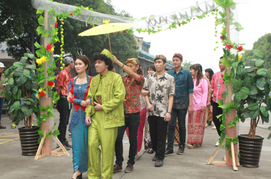 印尼西爪哇岛簨大族传统婚礼仪式展示