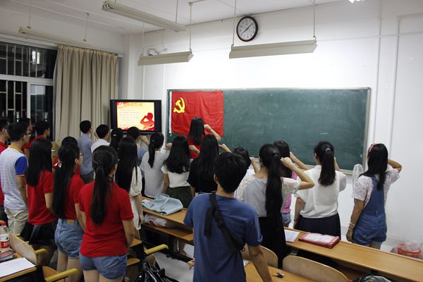 新发展的预备党员进行入党宣誓