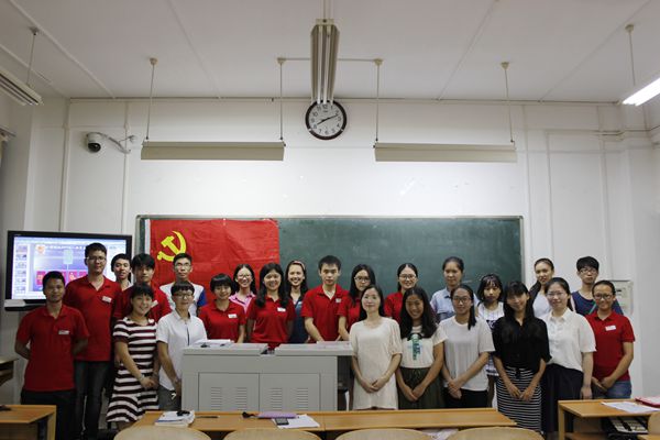 学生党支部成员合影
