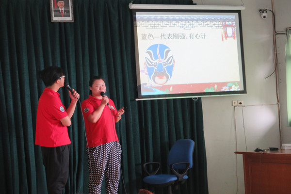 孔院教师讲解京剧脸谱