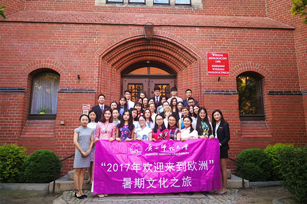 未标题-1_0003_结业典礼后全体成员在哥白尼大学和老师们合影留念.jpg