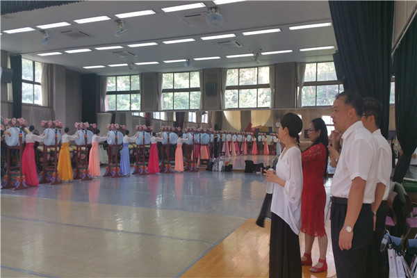 访问韩国新罗大学,参观该校舞蹈系。.jpg