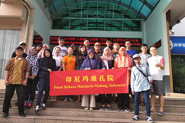 2、夏令营师生在国教楼前合影.jpg