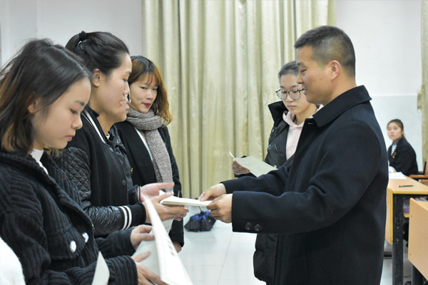 5.詹伟老师给第二期青马班结业人员颁发证书.jpg
