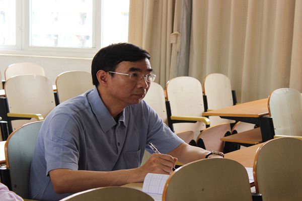 梁宏校长认真听课