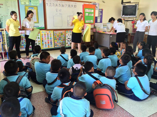 学生们认真学习剪纸技巧